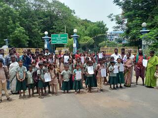 Tiruvarur: Tribal students came to the collectors office with book bags TNN திருவாரூர்: பன்னி மேய்க்க சொல்லும் பெற்றோர்கள்....புத்தகப் பையுடன் ஆட்சியர் அலுவலகம் வந்த பழங்குடியின மாணவர்கள்..!