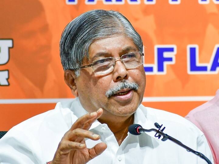 Maharashtra Cabinet: मंत्री बनने वाले चंद्रकांत पाटिल का आसान नहीं रहा है सफर, चाय बेचकर गुजर बसर करने वाले परिवार में हुआ था जन्म The journey of Chandrakant Patil, who became a minister, has not been easy, the family used to live by selling tea Maharashtra Cabinet: मंत्री बनने वाले चंद्रकांत पाटिल का आसान नहीं रहा है सफर, चाय बेचकर गुजर बसर करने वाले परिवार में हुआ था जन्म