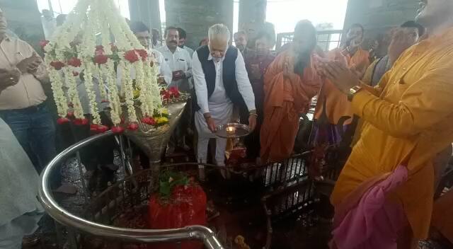 સ્તંભેશ્વર તીર્થધામની વિશેષતા એ છે કે, અહીં શિવલીંગને જળાભિષેક કરવા સમુદ્ર દિવસમાં બે વખત જાતે આવે છે. દિવસ દરમિયાન બબ્બે વખત સર્જાતી આ કુદરતી પ્રક્રિયા જોઈને લોકો આશ્ચર્યચક્તિ થઈ જાય છે.