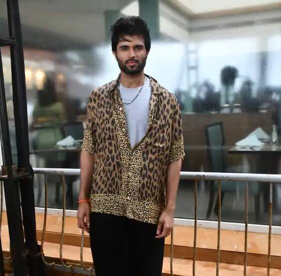 વિજયના લૂકની વાત કરીએ તો વિજય બ્લેક ટ્રાઉઝર્સ સાથે એનિમલ પ્રિંટ શર્ટ પહેર્યું હતું. વિજય આ દરમિયાન ચપ્પલ પહેરોલો જોવા મળ્યો હતો.