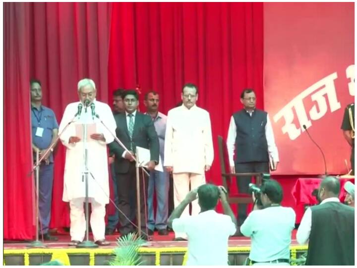 राजभवन में राज्यपाल फागू चौहान ने उन्हें पद और गोपनीयता की शपथ दिलाई.