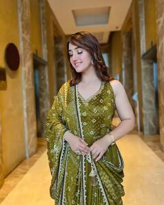 18 વર્ષની Ashnoor Kaurએ ટ્રેડિશનલ લૂકમાં વરસાવ્યો કહેર, શરમાતા અંદાજમાં આપ્યા પોઝ