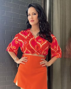 Sunny Leone Pics: शॉर्ट ड्रेस में दिखा सनी लियोनी का स्टनिंग लुक, चेहरे की मुस्कान जीत लेंगी आपका भी दिल !