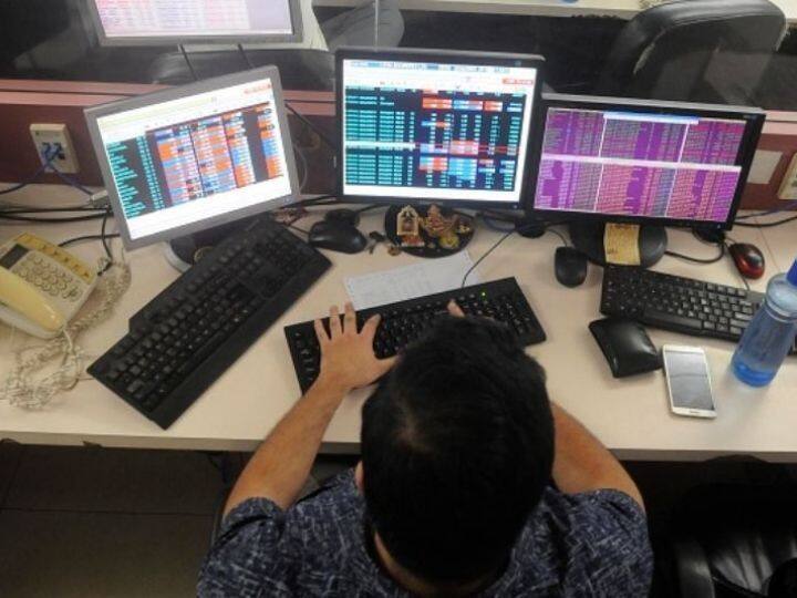 Stock Market Sensex Slips Marginally By 18 Points Nifty Trades Below 17550 Amid High Volatility BSE NSE Stock Market: Sensex Slips Marginally By 18 Points, Nifty Trades Below 17,550 Amid High Volatility