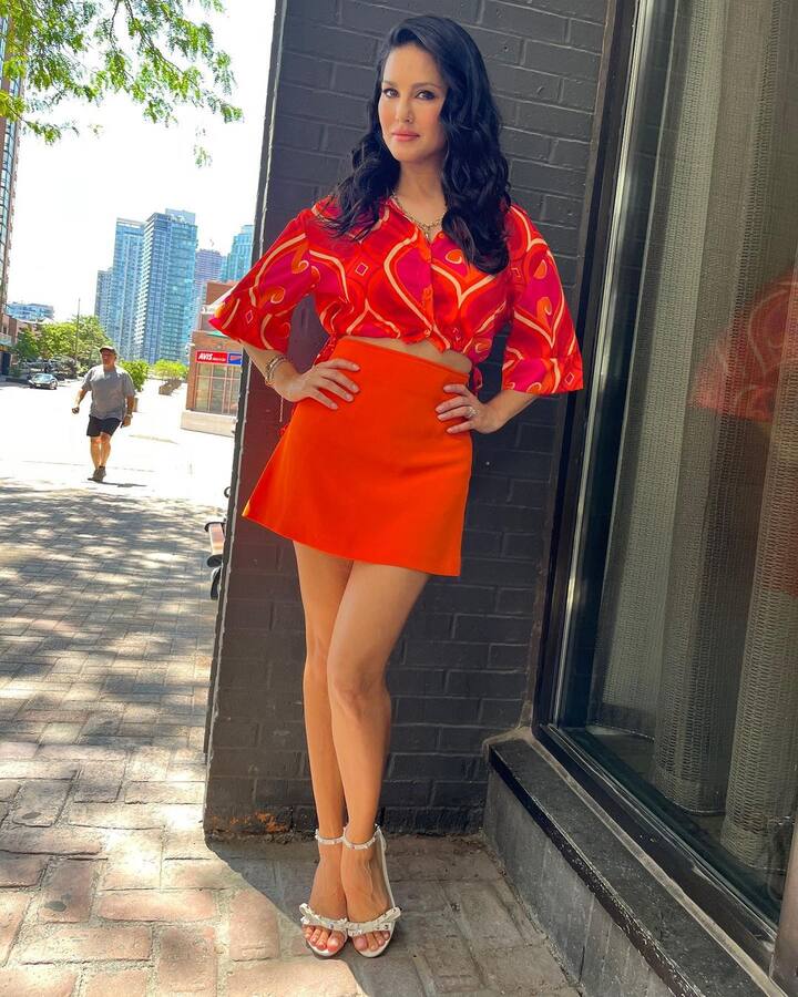 आता तिचा हा लूक चाहत्यांनाही खूप आवडला आहे. काही मिनिटांतच सनीच्या फोटोवर लाखो लाईक्स आले आहेत. सनीच्या वर्कफ्रंटबद्दल बोलायचे झाले तर ती लवकरच अर्जुन रामपालच्या आगामी 'द बॅटल ऑफ भीमा कोरेगाव' या चित्रपटात दिसणार आहे.(फोटो सौजन्य : sunnyleone/इंस्टाग्राम)