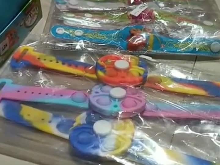 यंदा पुष्पा या चित्रपटाची क्रेझ देखील रक्षाबंधन सणावर दिसून येते. पुष्पा चित्रपटावर आधारित अनेक राख्या आल्या आहेत.