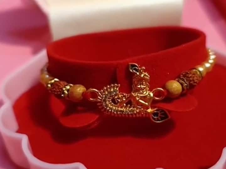 सध्या पांगुळ गल्ली, मारुती गल्ली, गणपत गल्ली, शनिवार खुट यासह कंग्राळ गल्ली समादेवी गल्ली येथील दुकानांमध्ये राख्या मोठ्या प्रमाणात दाखल झाल्या आहेत.