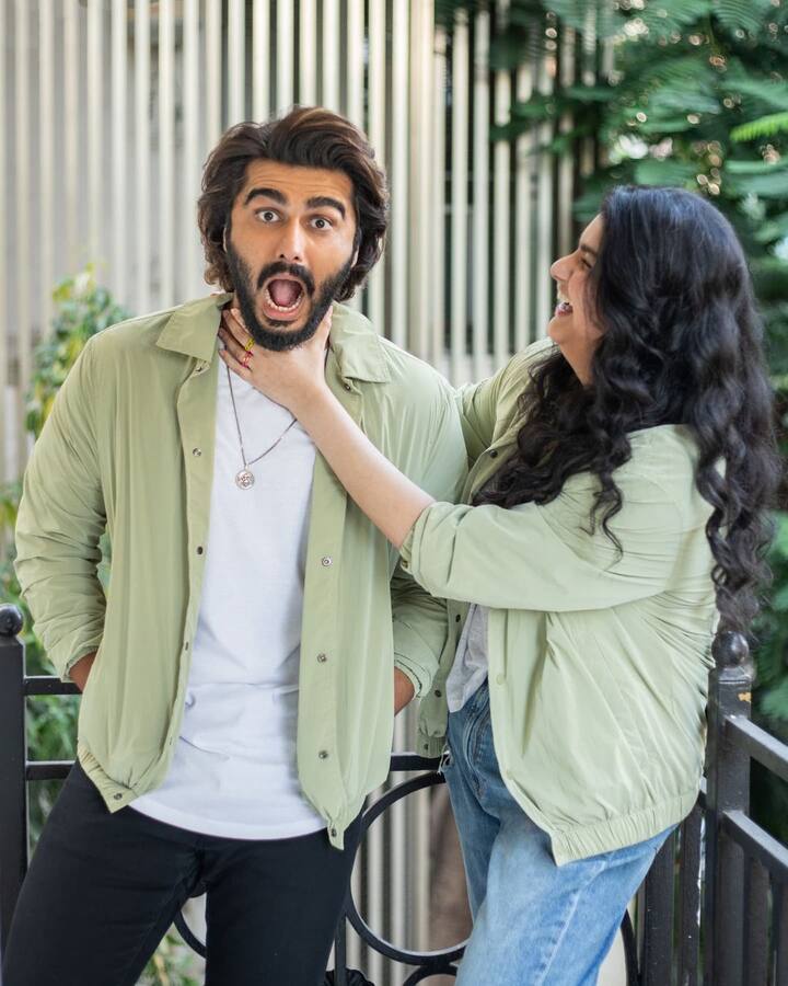 अर्जुन कपूर की वैसे तो कई कजिन सिस्टर हैं जैसे सोनम कपूर, जाह्नवी कपूर लेकिन उनकी रीयल सिस्टर अंशुला कपूर हैं जिनके साथ वो अपनी फोटो शेयर करते रहते हैं.