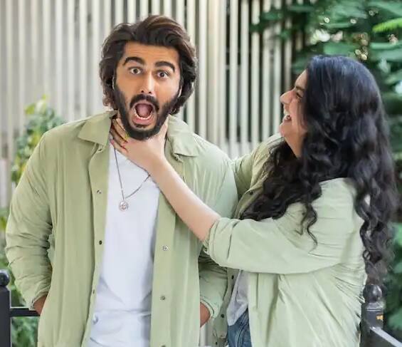 અર્જુન કપૂરની સોનમ કપૂર, જ્હાન્વી કપૂર જેવી ઘણી પિતરાઈ બહેનો છે પરંતુ તેની અસલી બહેન અંશુલા કપૂર છે જેની સાથે તે પોતાના ફોટા શેર કરતો રહે છે.