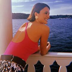 Busra Develi Photos: टर्की की सबसे ग्लैमरस अभिनेत्रियों में नाम है शुमार, बुशरा डेवेली की खूबसूरती देख मर मिटेंगे आप