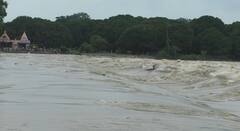 In Pics: दुर्ग में खतरे के निशान से ऊपर बह रही शिवनाथ नदी, किनारे से लगे गांवों को किया गया अलर्ट