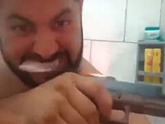 Funny Video: ਬੰਦੂਕ 'ਤੇ ਲਗਾ ਲਿਆ ਬੁਰਸ਼, ਟਰਿੱਗਰ ਦਬਾ ਕੇ ਸਾਫ਼ ਕੀਤੇ ਦੰਦ, ਬੰਦੇ ਦਾ ਜੁਗਾੜ ਦੇਖ ਕੇ ਆ ਜਾਵੇਗਾ ਹਾਸਾ