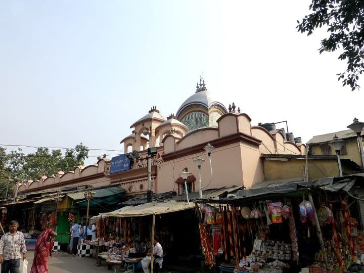 Kolkata's Kalighat temple is one of the 51 Shaktipeeths, know the history of the temple Kolkata Kalighat Mandir: 51 शक्तिपीठों में से एक है कोलकाता का कालीघाट मंदिर, मां के दर्शनमात्र से पूरी हो जाती हैं मन्नतें