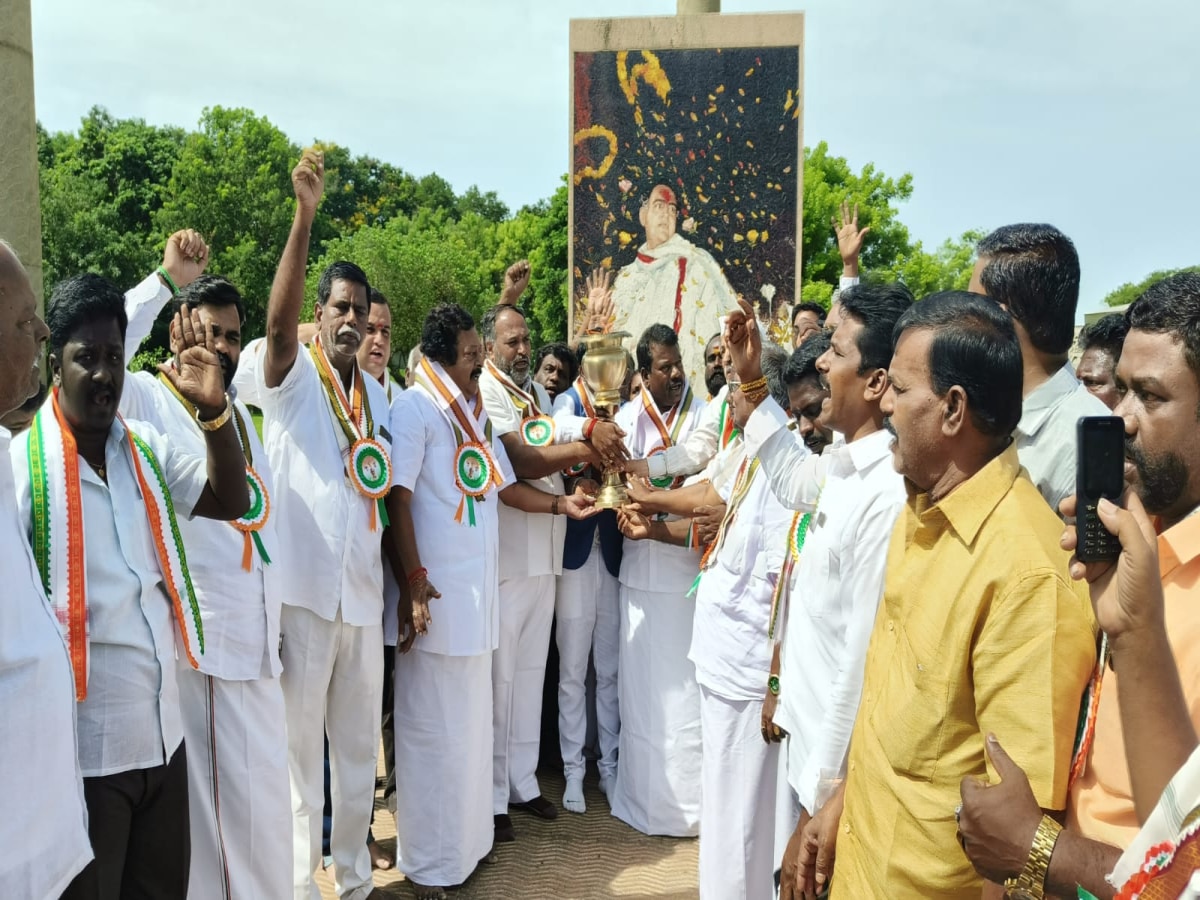 ராஜீவ் காந்தி பிறந்த நாள் : இரண்டு ஜோதி துவக்க விழாக்கள்.. குழம்பும் காங்கிரஸ் கட்சி தொண்டர்கள்