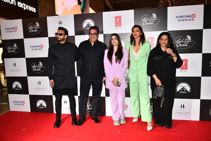 फिल्म की स्क्रीनिंग में कई सितारे तो पहुंचे ही, लेकिन खास बात ये देखने को मिली कि इसमें रणवीर सिंह के परिवार ने भी शिरकत की. उनके पिता और मां भी आमिर की फिल्म देखने पहुंचे. (तस्वीर: मानव मंगलानी)