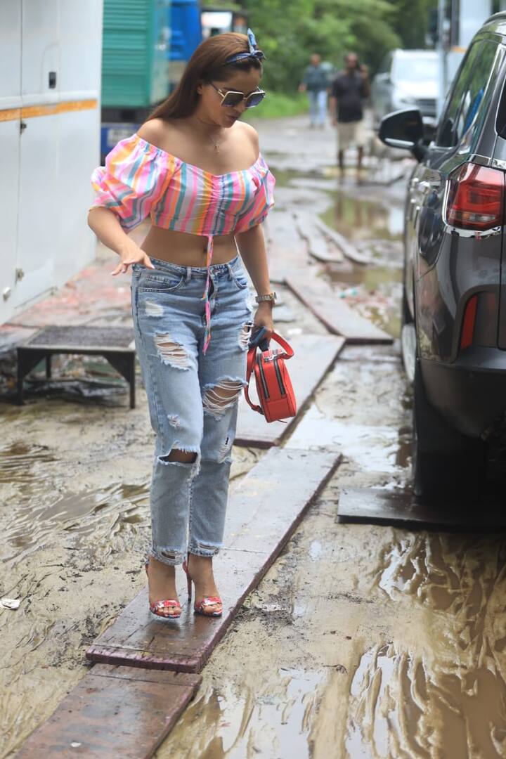 इस दौरान रुबीना दिलैक ने रिप्ड जींस और क्रॉप टॉप पहन रखा था, जिसमें वो काफी ग्लैमरस दिखने के साथ-साथ अट्रैक्टिव भी लग रही थीं.