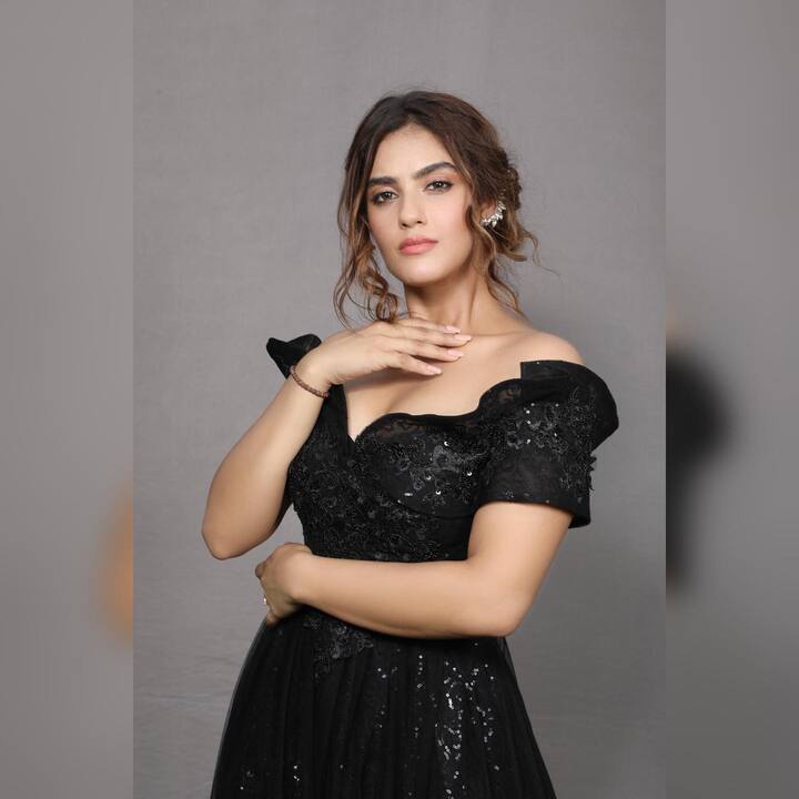 वेस्टर्न से लेकर ट्रेडिशनल तक, उनका हर लुक चर्चाओं में रहता है. भले ही वह बी-टाउन में न्यूकमर एक्ट्रेस हों, लेकिन वह तमिल और तेलुगु में एक जाना-पहचाना चेहरा हैं.