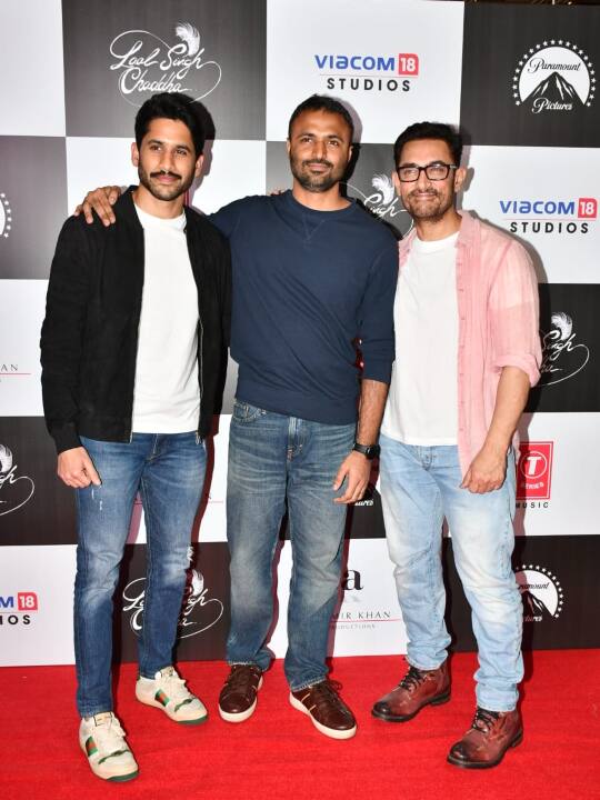 आमिर खान व्हाइट कलर की टी-शर्ट और पिंक शर्ट में नजर आए. उन्होंने इसे लाइट ब्लू डेनिम और ब्राउन शूज के साथ पेयर किया.