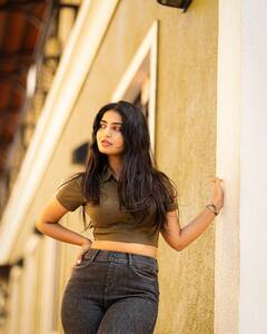Ananya Nagalla: జీన్స్, బుల్లి టీ షర్ట్ లో ఫోటోలకి ఫోజులిస్తున్న అనన్య నాగళ్ల