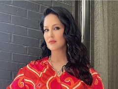 Sunny Leone Pics: शॉर्ट ड्रेसमध्ये सनी लिओनीचा जबरदस्त लुक, तिच्या चेहऱ्यावरचे हास्य तुमचेही मन जिंकेल!