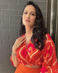 Sunny Leone Pics: शॉर्ट ड्रेसमध्ये सनी लिओनीचा जबरदस्त लुक, तिच्या चेहऱ्यावरचे हास्य तुमचेही मन जिंकेल!