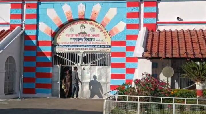 जबलपुर केंद्रीय जेल का निर्माण अंग्रेजों ने सन 1874 में करवाया था. सन 1931 और 1933 में अंग्रेजों ने नेताजी सुभाषचंद्र बोस को इसी जेल में लाकर बंद किया था,जहां वो एक बार 6 माह और दुबारा एक सप्ताह तक कैद में रहे.