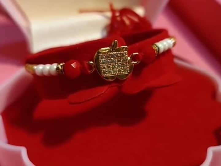 याबरोबरच स्टोन राखीमध्ये विविध नमुने उपलब्ध असून याची किंमत हजारोंच्या घरात आहे.