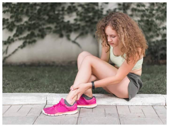 Heel Pain Causes reasons why you feel pain in the ankles while walking Heel Pain Causes: चलते हुए एड़ियों में महसूस होता है तेज दर्द? जानें इसके पीछे का अहम कारण