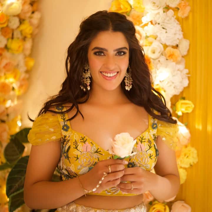 काव्या थापर सोशल मीडिया पर भी काफी एक्टिव रहती हैं. वह अपनी ग्लैमरस तस्वीरों से सोशल मीडिया पर आग लगा देती हैं.