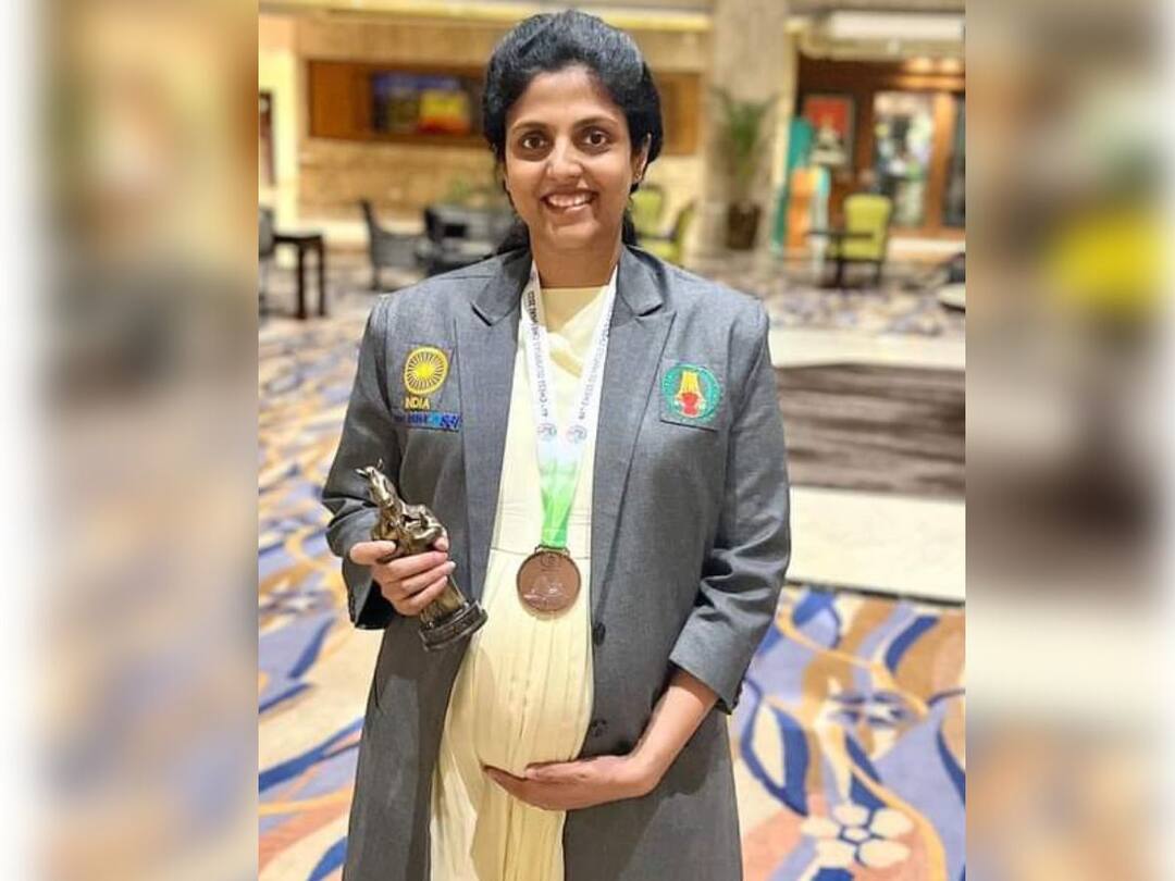 Chess Olympiad 2022 Indian women Eight-month pregnant Harika Dronavalli wins the Chess Olympiad Harika Dronavalli : 9 महिन्यांची गर्भवती, तरीही संघासाठी मन लावून खेळली, बुद्धिबळ ऑलिम्पियाडमध्ये महिला संघाला कांस्य