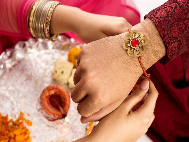 या संदर्भात पंचवटी नाशिक येथील कुलकर्णी गुरुजी यांनी दिलेल्या माहितीनुसार, लंकापती रावणाला त्याची बहिण शूर्पणखा हिने भद्रा (भद्रा - शनीची बहीण) काळात त्याला राखी बांधली आणि वर्षभरात रावणाचा अंत झाला त्याला बहिणीचे रक्षण करता आले नाही अशा अनेक कथा आहेत.