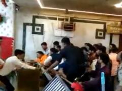 Ujjain News: तेजस्वी सूर्या की मौजूदगी में महाकाल मंदिर में BJYM कार्यकर्ताओं का हंगामा, देखें वीडियो