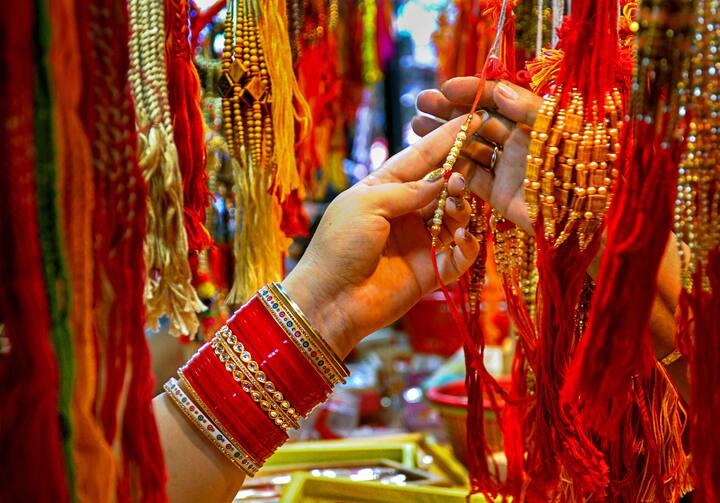 Raksha Bandhan 2022: প্রতিবছরই শ্রাবণ মাসের পূর্ণিমায় সারা দেশে পালিত হয় রাখিবন্ধন উৎসব।