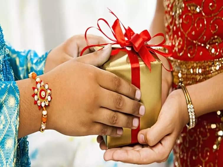 Raksha Bandhan 2022 best rakshabandhan gift options for sisters marathi news Raksha Bandhan 2022 : लाडक्या बहिणीसाठी रक्षाबंधनाला गिफ्ट घ्यायचंय? मग भावांसाठी 'हे' आहेत बेस्ट ऑप्शन्स