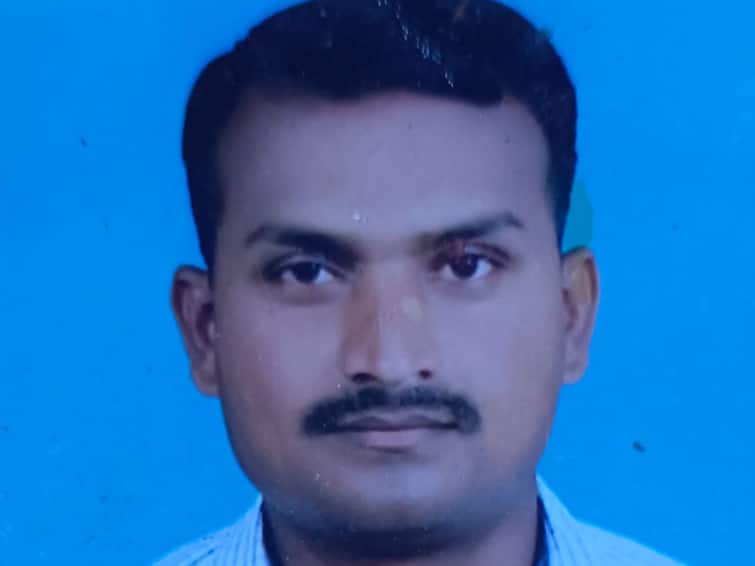 The dismissed policeman Naik, who demanded a bribe of one crore from the farmer arrested by sangli police Kolhapur Crime : शेतकऱ्याकडे तब्बल एक कोटीची लाच मागणाऱ्या बडतर्फ पोलिस नाईकच्या मुसक्या आवळल्या! 