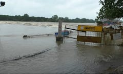 In Pics: दुर्ग में खतरे के निशान से ऊपर बह रही शिवनाथ नदी, किनारे से लगे गांवों को किया गया अलर्ट