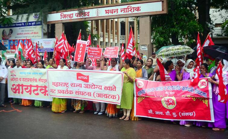 maharashtra news nashik news tiranga morcha of Asha workers at Nashik Zilla Parishad Nashik News : 'मोफत कामे करून घेणे बंद करा', नाशिक जिल्हा परिषदेवर आशा गट प्रवर्तकांचा तिरंगा मोर्चा