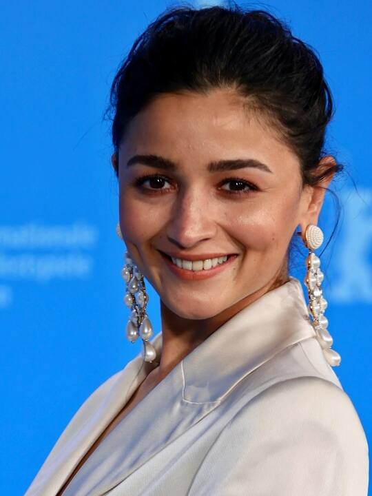 इस लिस्ट में पहला नं आलिया भट्ट (Alia Bhatt) का आता है, जिनका नाम बॉलीवुड की हाईएस्ट पेड एक्ट्रेस की लिस्ट में शुमार है. आलिया एक इंस्टा पोस्ट के बदले 85 लाख से 1 करोड़ रुपये तक चार्ज करती हैं.
