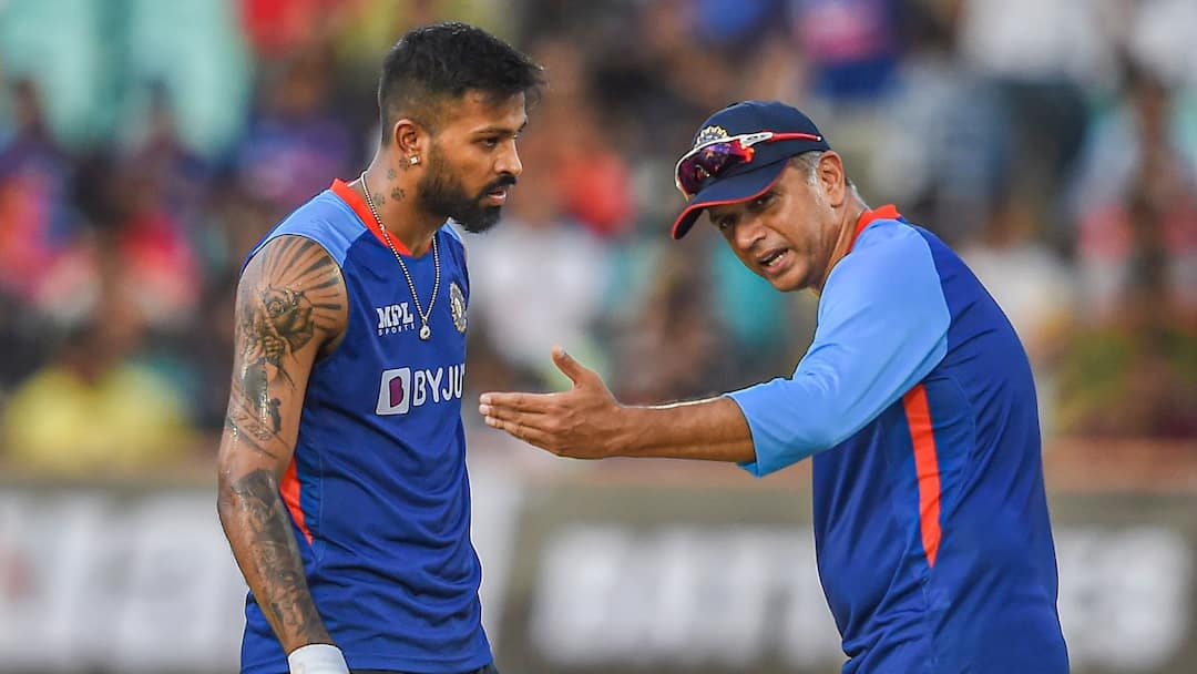 Hardik Pandya imitates Jasprit Bumrah's bowling and celebration in training, watch video Hardik Pandya: চোটের জন্য মাঠের বাইরে, নেটে তাহলে বুমরার অ্যাকশনে বোলিং করছেন কে!