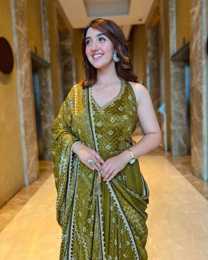 अशूनर कौर ने ऑलिव कलर का ट्रेडिशनल आउटफिट पहना है, जिसे उन्होंने साइड दुपट्टे से स्टाइल किया है.