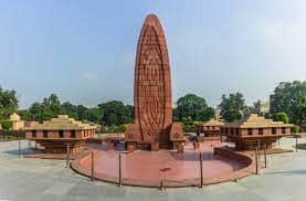 Jallianwala Bagh Story: देश आजादी की 75वीं सालगिरह मना रहा है. आजादी के अमृत महोत्सव (Azadi Ka Amrit Mahotsav) के मौके पर हम आपको आजादी के नायकों से जुड़ी खास बातें बता रहे हैं. आज आपको बताएंगे आजादी के आंदोलन से जुड़ी एक ऐसी बड़ी घटना के बारे में जिसने देश के लोगों के खून में उबाल ला दिया था और ये घटना भारत में अंग्रेजी हुकुमत के खात्मे की शुरुआत मानी जाती है. बात कर रहे हैं अमृतसर (Amritsar) के जलियावांला बाग हत्याकांड (Jallianwala Bagh) की. इस घटना के बारे में सुनकर आज भी ना सिर्फ लोगों की रूह कांप जाती है बल्कि आंखों से आंसू गिर पड़ते हैं.