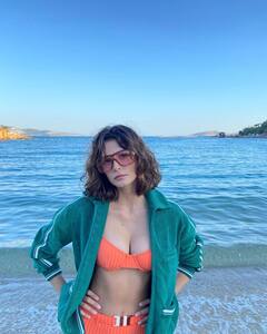 Busra Develi Photos: टर्की की सबसे ग्लैमरस अभिनेत्रियों में नाम है शुमार, बुशरा डेवेली की खूबसूरती देख मर मिटेंगे आप