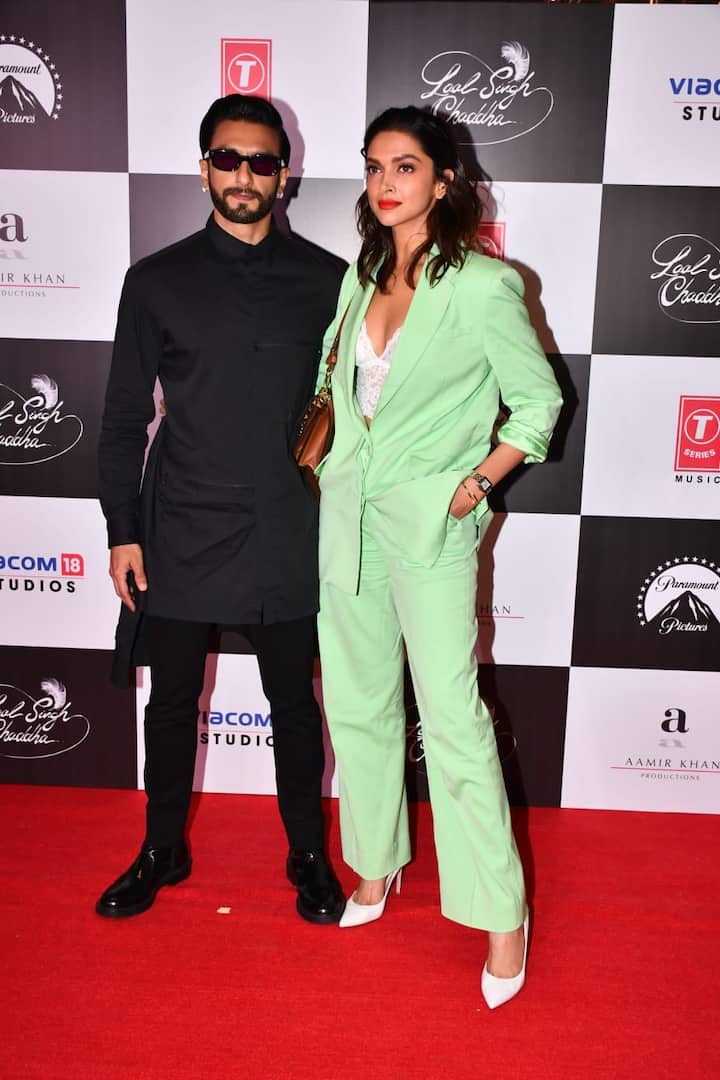 हाल ही में फोटोशूट कंट्रोवर्सी का सामना कर चुके रणवीर सिंह स्क्रीनिंग मे अपनी पत्नी और दिग्गज अभिनेत्री दीपिका पादुकोण के साथ पहुंचे.  (तस्वीर: मानव मंगलानी)