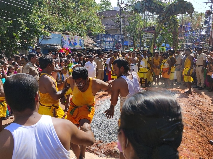 சேலத்தில் ஆடிப் பண்டிகை;  தீ மிதித்து நேர்த்திக்கடன் செலுத்திய  பக்தர்கள்