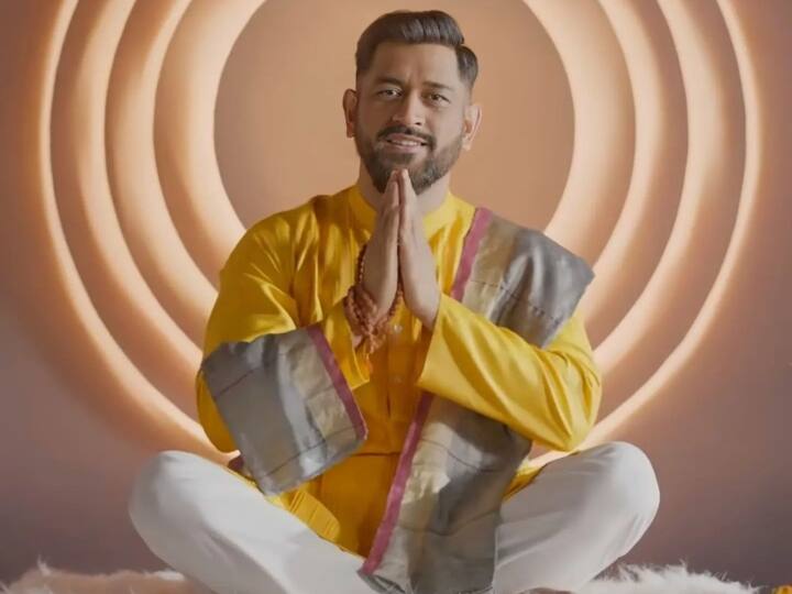 MS Dhoni pandit avatar phots goes viral on social media see the photos here MS Dhoni Pandit Avtar: एमएस धोनी का दिखा पंडित अवतार, सोशल मीडिया पर तेजी से वायरल हो रही तस्वीर, देखें यहां