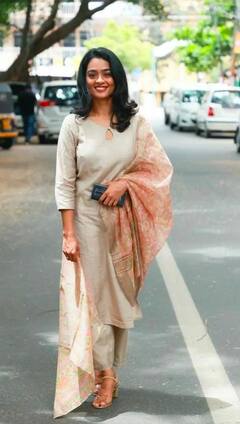 Gayathrie Shankar : நிலவே முழு நிலவே..காயத்ரி சங்கரின் அழகிய க்ளிக்ஸ்...!