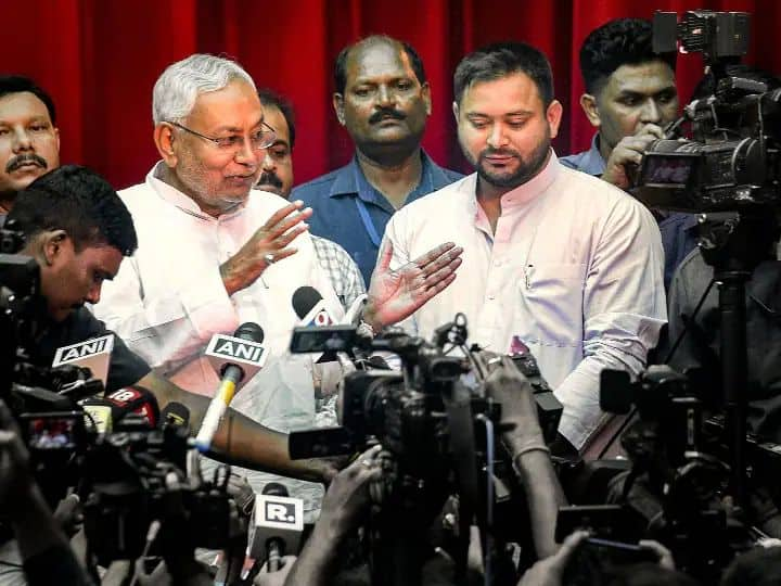 First Cabinet meeting held by Nitish Kumar and Tejashwi Yadav, floor test to be held on August 24 Bihar Politics: 24 ऑगस्टला होणार फ्लोर टेस्ट, पहिल्या मंत्रिमंडळ बैठकीत नितीश कुमार आणि तेजस्वी यादव यांचा निर्णय