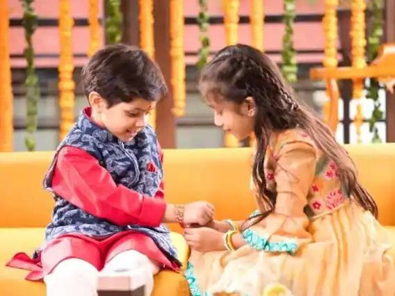 .वास्तूशांती, लग्न, मुंजी,या सारखे रक्षाबंधन हे शुभकार्य नसून तो सामाजिक उत्सव असल्याने त्याला वेळ पाहाण्याची गरज नसते म्हणून दिवसभरात आपल्या सोयीने केव्हाही रक्षाबंधन करता येईल. पण त्यातूनच पाहिल्यास, दुपारी 12:31 ते 03:31, 05:00 ते 05:30, सायं.06:31 ते 08:37 या वेळेत करावे.