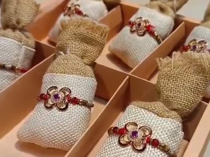 त्याचबरोबर यंदा कार्ड विथ राखी सुद्धा आली आहे.