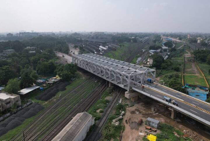 કાંકરિયા અનુપમ બ્રિજનું 5 વર્ષે રિનોવેશન પૂર્ણ થતાં મુખ્યમંત્રી ભૂપેન્દ્ર પટેલ દ્વારા લોકો માટે બ્રિજ શરૂ કરવામાં આવ્યો છે.